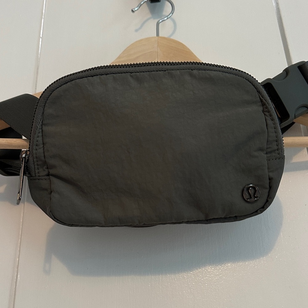 LIKE NEW | lululemon Everywhere Belt Bag *1L